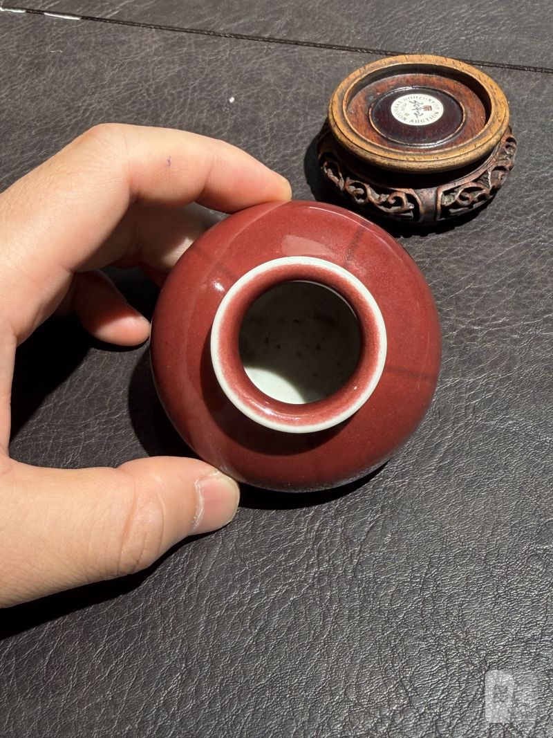 清乾隆 霁红釉小石榴尊（配木座） - 图4